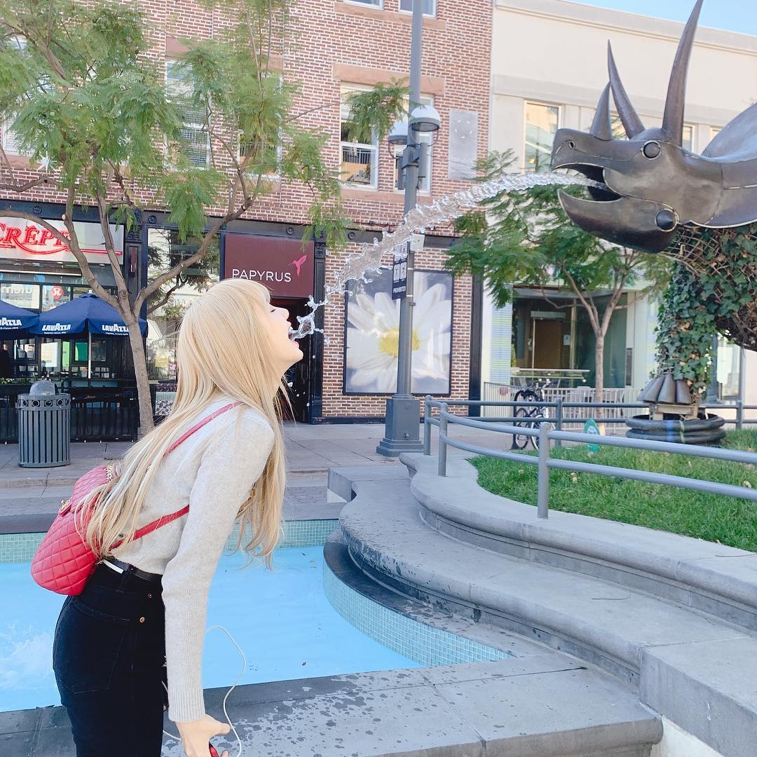 lalifoxy27's tweet photo. She is unreal 😍 Living Doll 😍

Babyyyy 😭😭😭💓💓💓💓💓

#LALISA #LISA #HereComesBLACKPINK https://t.co/QJVNmZJVwM