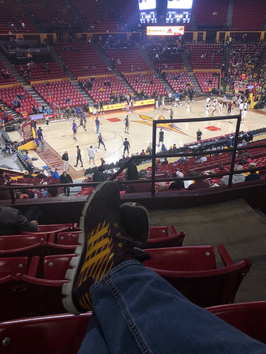 4VRADVL's tweet image. Ready to watch Bobby and the boys defeat UDub! #FORKSUP