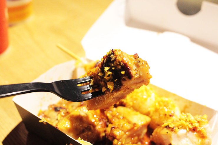 나도 BBQ좋아행.. 먹고싶다규! 
결국 어제 알리타 보러갔을 때 사먹음 존맛탱ㅠ 뜨뜻하게 나옴 보람찬 맛이다!!! 다리 살 두툼 소스 달달한 맛이 강함
당고떡꼬치쫀득 영화를 본거냐 먹으러 간거냐