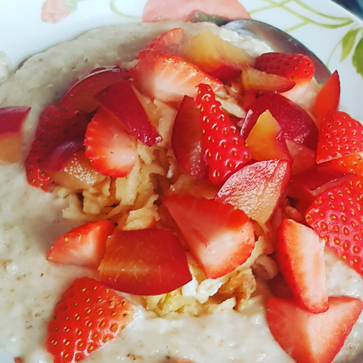 SWkellytaylor's tweet photo. Starting the day with a #tasty bowl of porridge 😊 lovely fresh fruit from @Tesco made it even better. #LoveFood #slimmingworld #icaniwill #slim4summer #FoodOptimising https://t.co/AXkGl2dhH7