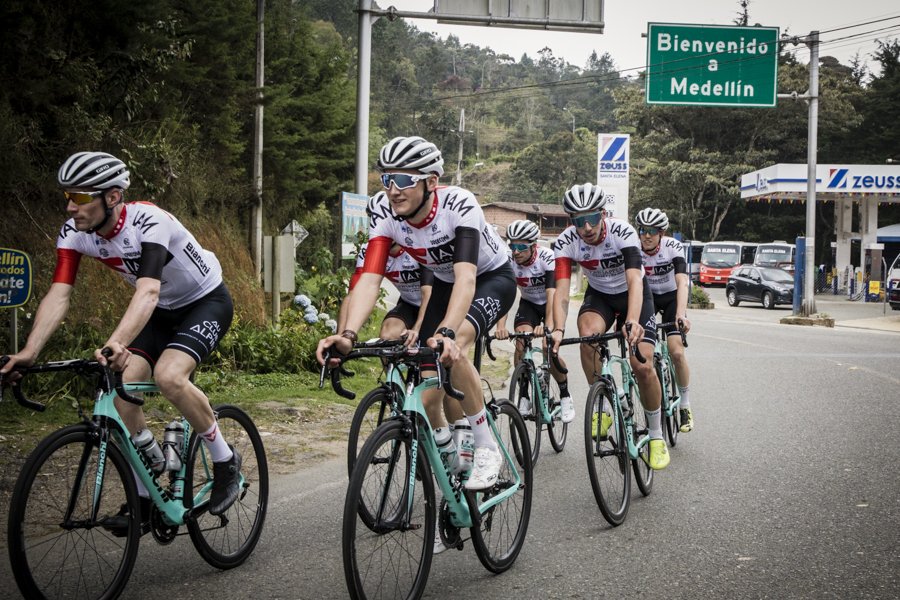 Jour J-2 avant le <a href="/TourColombiaUCI/">Tour Colombia 2.1</a>, la préparation se poursuit à Medellin pour <a href="/JoabSchneiter/">Joab Schneiter</a>, Anthony Rappo, Samuele Zoccarato, <a href="/Antoine__Debons/">Antoine.D</a>, <a href="/dylan__page/">Page Dylan</a> et <a href="/PellaudSimon/">Pellaud Simon</a>.
#IAMExcelsior #WeAreIAM #Bianchi #AuClubAlpin #Roccabois #Sogecoma #LÉchappée 🇨🇭🇮🇹🚴‍♂️🇨🇴
📸 #kmikstrog