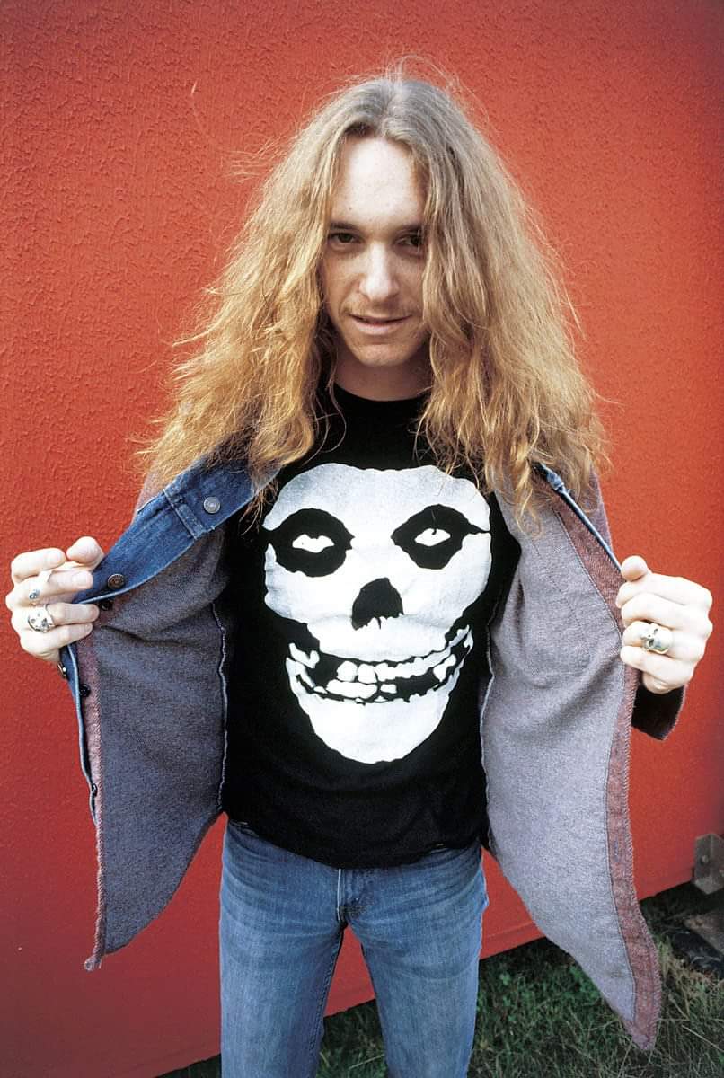 Happy Birthday Cliff Burton

Without you, I have no inspiration playing bass 

Rock on, Brother \\m/ 