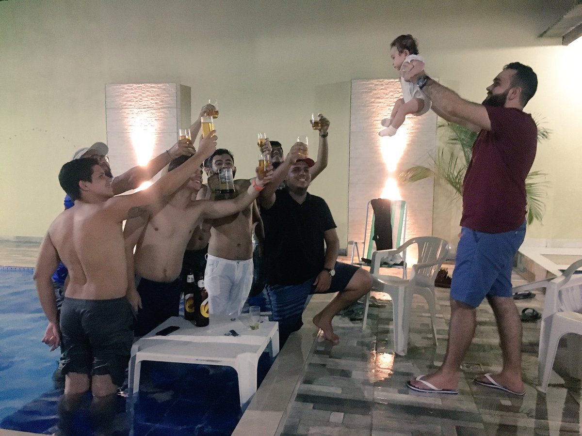 giljr__'s tweet photo. Quando vc é o papai da galera e apresenta o mascote pro grupo https://t.co/wkEwbv84hB