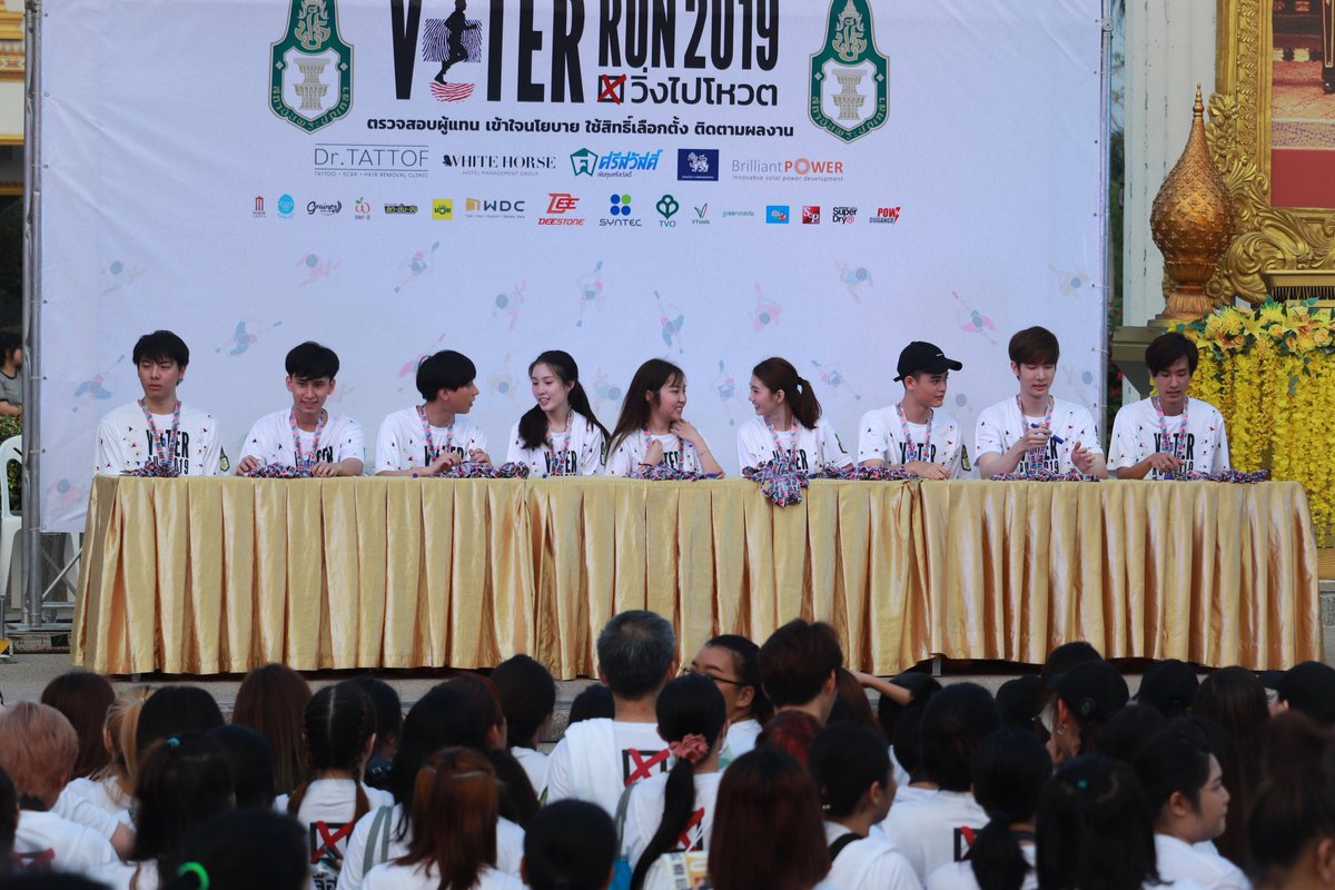NiceVHouse's tweet photo. รอแจกลายเซ็นฮะ😍🤘
@SMAKIDZ_
#nicevitchapol
#COPYABANGKOK
#VoterRun2019 https://t.co/WpLheAHdRH