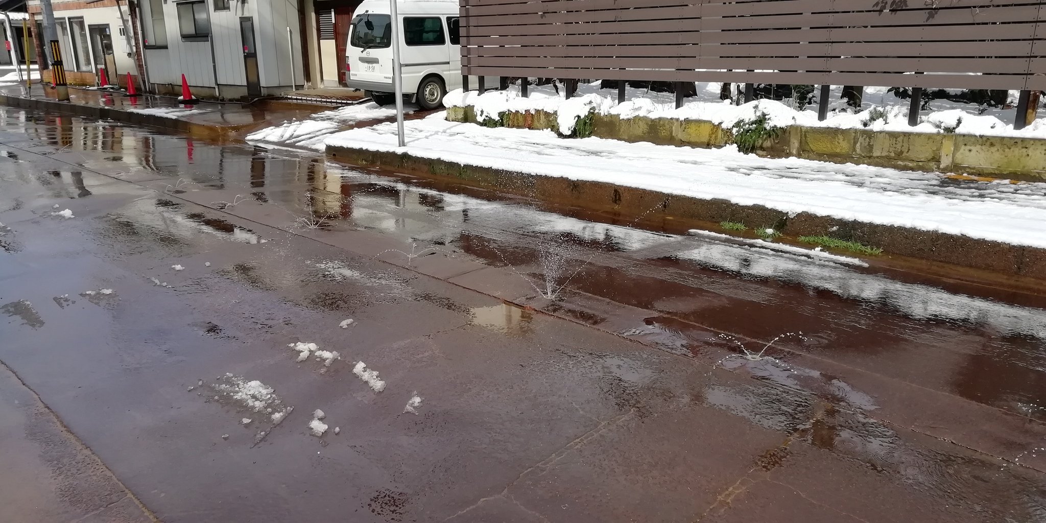 あきら 長岡駅の周辺を歩く 道路から雪を溶かすための水が吹き出る そのおかげで水溜まりが多い だから やっぱり長ぐつ履いといてよかった 新潟県長岡市 道路から水が吹き出る T Co Xvpgxyrsjx Twitter