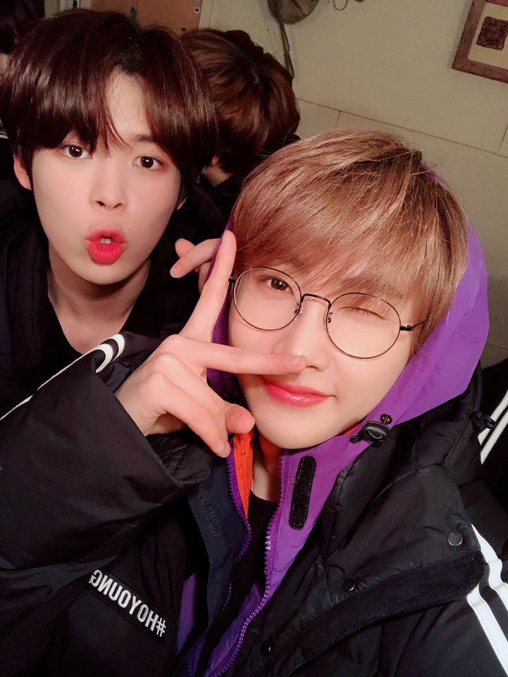 by_verivery's tweet photo. [#호영]
with yeonho yesturday!
숙소 1번방 소개! 저는 1층 사는 호영이고👑 옆에는 위층에 사는 연호라고해요🐻
#VERIVERY #베리베리
#연호영 #호영배 #주짱
#hows_everyone❓ https://t.co/wOj02UwV3J