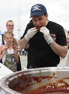 mbrowne87's tweet photo. The #71day candidate ate with his fingers, in rubber gloves. https://t.co/uFAkvOWI07