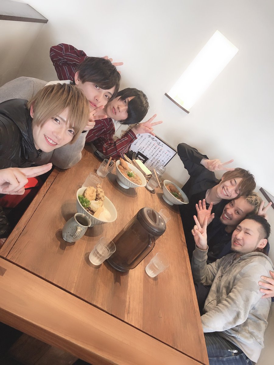 みなと トワイライトtv 週末の営業終わりにみんなで ごはんんんんん 左が若手で右がおじさん あれ 心なしかおじさん達の方が 可愛く見えるのわ俺だけ 笑 ダイヤ代表 ご馳走様でした トワイライト 飯ハラスメント うどん