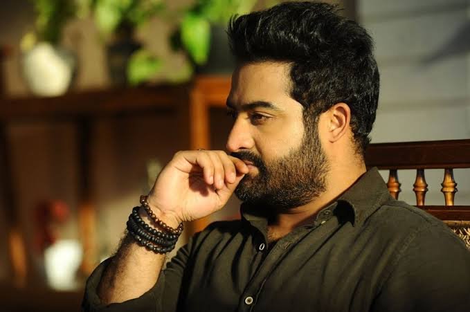 Hariramhere's tweet photo. Flop Director Puriki #Temper
One Flop Sukku Ki #NKP
Sardhar Flop Bobby Ki #JLK
AGV Flop Trivikram Ki #ARSV
Flops Directors Andhariki Hits Isthunnadu Loss ina Producers Ki Labalu Testhunnadu oke okka Hero #NTR
#ThanksAAfans
#MassGodNTRBdayIn100Days https://t.co/0F6ZHkwcAY