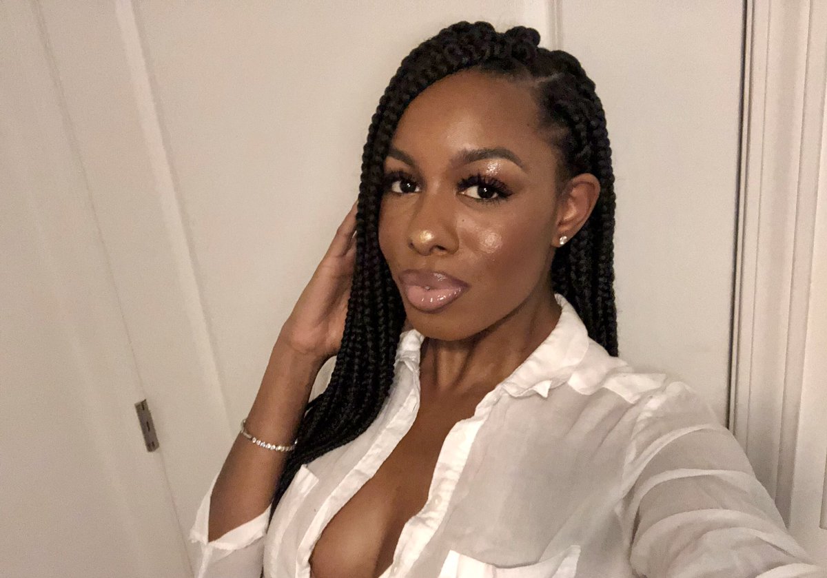 BeyondBronzedB's tweet photo. glowy, bronze skin and a good glossy lip was def the focus this week. #Glam #BeyondBronzed✨ https://t.co/1J7zcr2XJ4