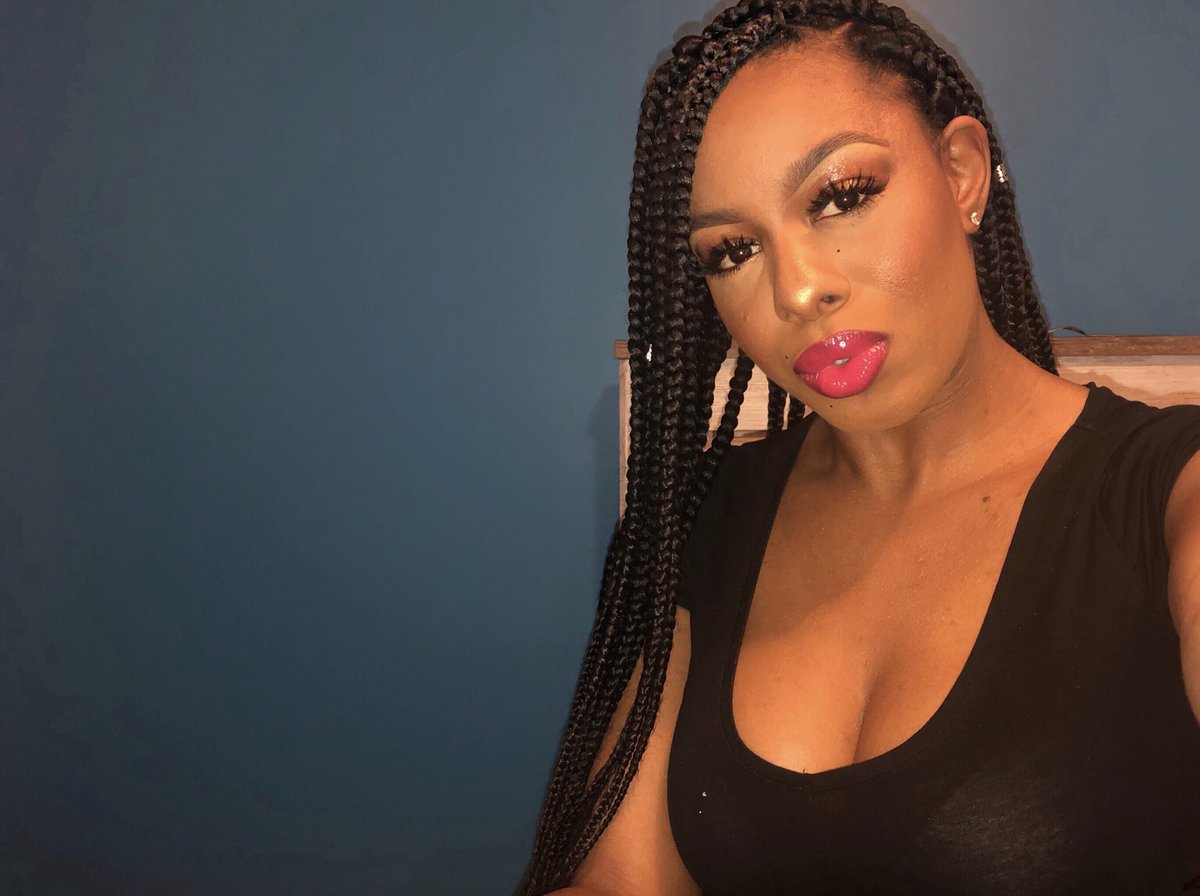 BeyondBronzedB's tweet photo. glowy, bronze skin and a good glossy lip was def the focus this week. #Glam #BeyondBronzed✨ https://t.co/1J7zcr2XJ4