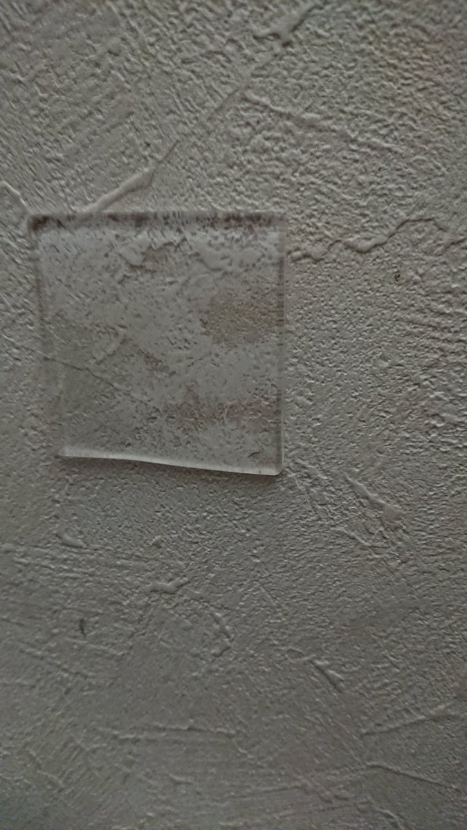 かい ゲームアニメ鳥肌自由自在 ダイソーの耐震マットを 壁に貼って紙を貼り付けると 壁に押しピンの穴が開かないし マットは洗えば何度でも使えるしですごい良いです でも壁紙が剥がれるかもしれないくらい粘着力あるので 剥がすときは優しくしてください