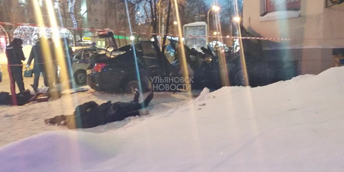 ulpressa's tweet photo. 22-летний водитель Мерседеса на скорости врезался в здание на Гончарова: двое погибли, пятеро пострадали. Фото https://t.co/pwOrIdI8cR https://t.co/oEV7Rttc4h