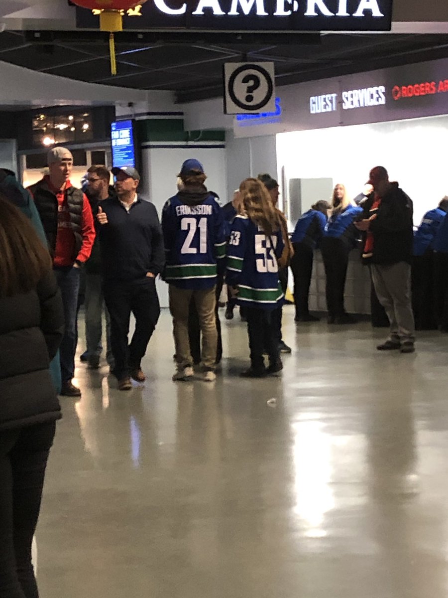 Kaotikz3000's tweet image. I missed the dude in the messier jersey but the little things matter too. @botchford #vipszn