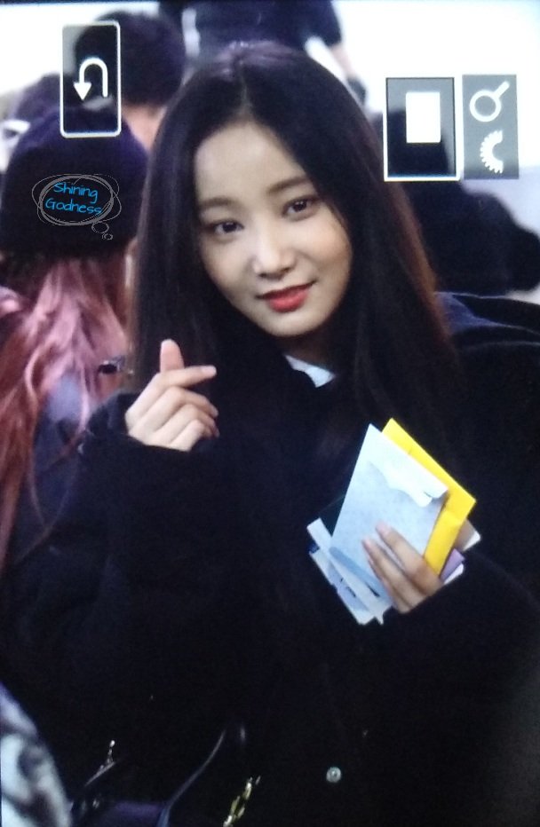 Sg_960801's tweet photo. 190210 GMP출국 프리뷰
#모모랜드 #연우 #MOMOLAND #YEONWOO #이다빈 #빈다 #ヨンウ #BAAM #Fun_To_The_World @MMLD_Official
오랜만이야ㅠㅠ https://t.co/MK45Kcrklt
