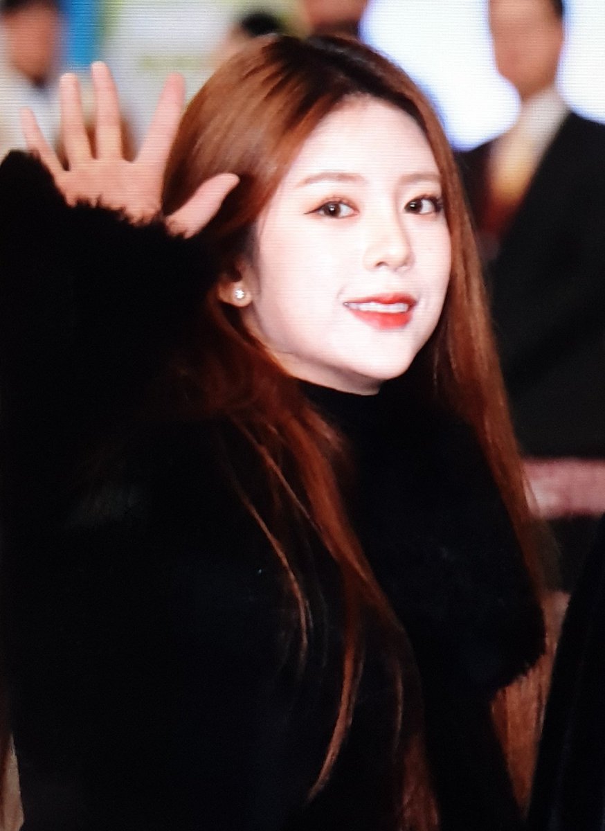Daisy_time99's tweet photo. 190210 출국 프리뷰
#모모랜드 #데이지 #유정안 #MOMOLAND #Daisy
@MMLD_Official 

잘 다녀와 공주야♥
오늘도 소중 https://t.co/0twAGpw3a5