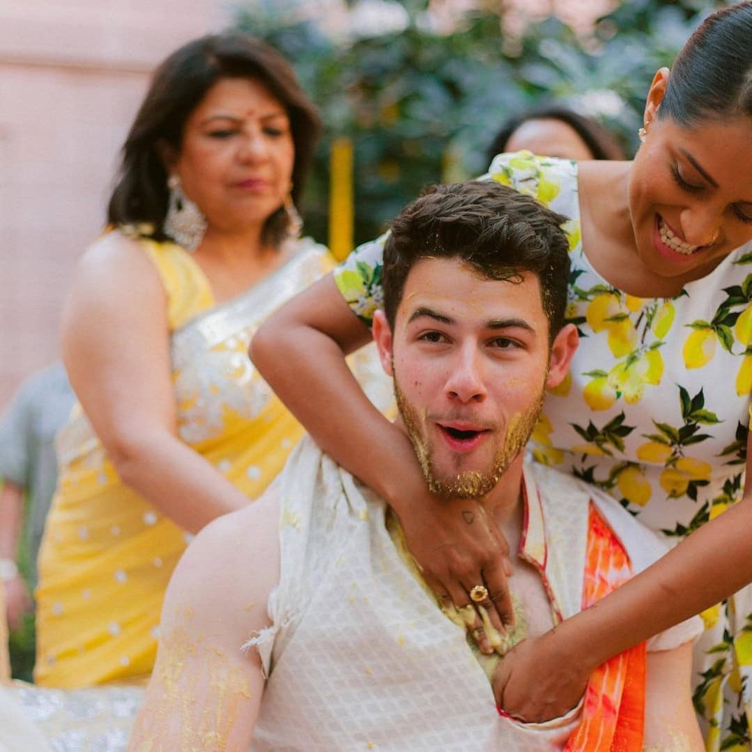 Colors_Cineplex's tweet photo. Here are some unseen and adorable pictures from #Nickyanka's haldi ceremony. We still can't stop gushing over them! @priyankachopra @nickjonas @IISuperwomanII
#PriyankaChopra #NickJonas #NickyankaKiShaadi #NickyankaReception #Bollywood #bollywoodupdates #RishteyCineplex https://t.co/5WAKVK1YWE