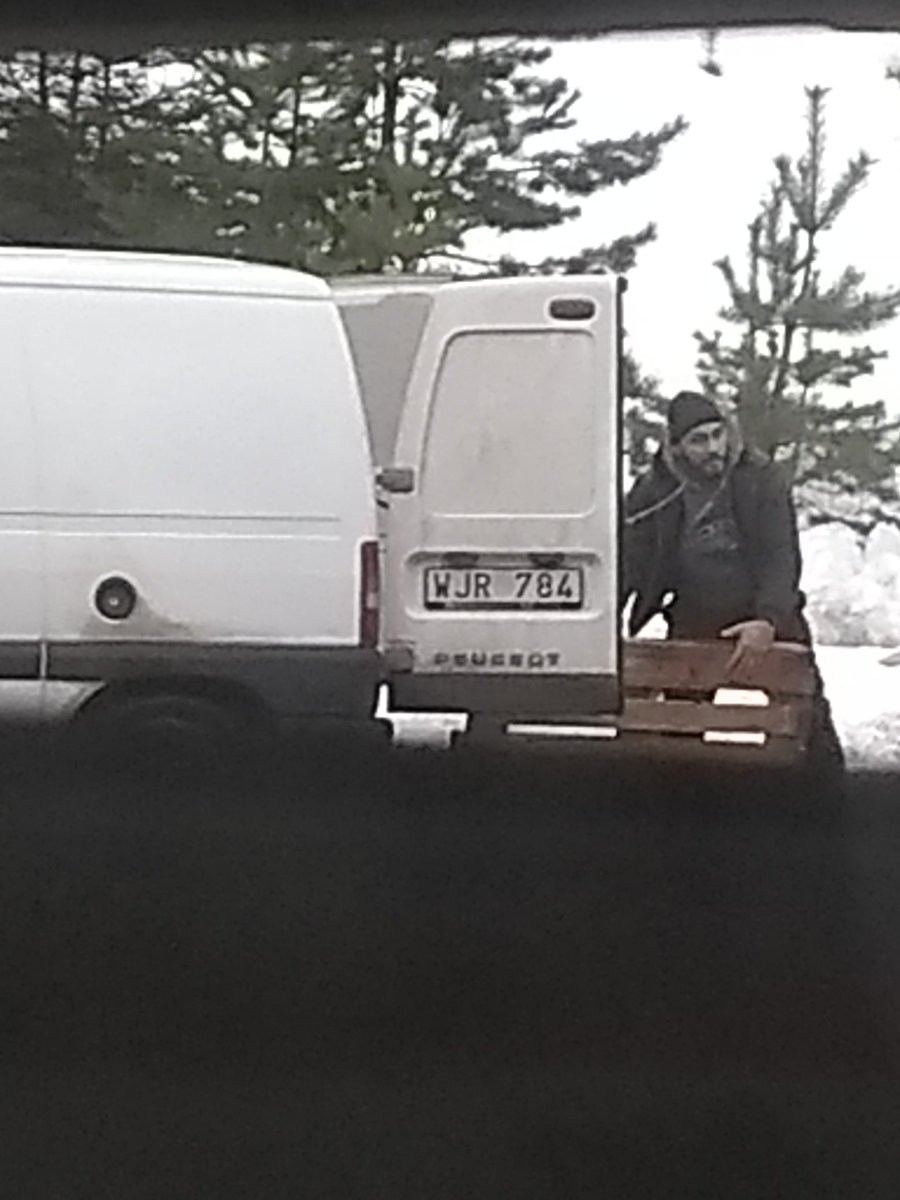 Tobbe021's tweet photo. Va för jävla pack är du!? #palltjuv #luffare https://t.co/gix4Mk4VMG