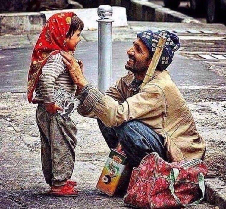 ArabicBest's tweet photo. كلاهما في الفقر سواء , لكنها ترى أباها ملكاً وهو يرى إبنته العالم كله 
هناك اشياء لا تُشترى ولو بمال العالم كله 💙..! https://t.co/u5OZDt9mrD