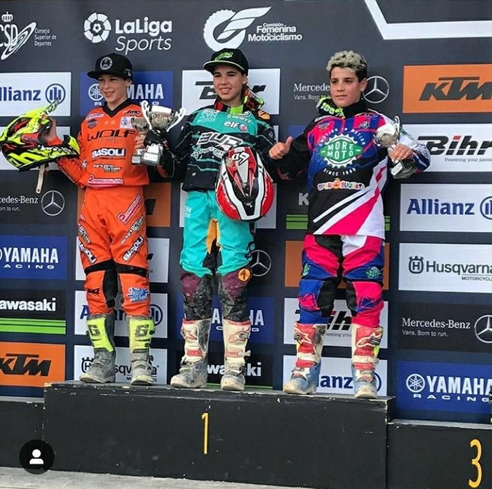 Por cierto, en el campeonato de España de MX, que se está celebrando en Albaida, y dentro de la categoría de MX85, en primera plaza, y por tanto líder provisional, una chica, Daniela Guillén!!!!! Grande!