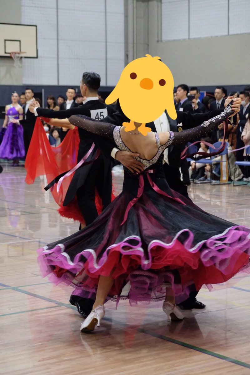 ドレスレンタル👗✨
対応身長:160〜
外から見たら黒×えんじ、舞うと内側のピンクが見える絶妙な色合いのドレスです！
ボディは主にスワロを使用しているので暗いフロアでもキラキラ光ります✨
スカートが軽くて4種とも踊りやすいです❤️

自分で手を加えているので、お安く貸し出せます❤️