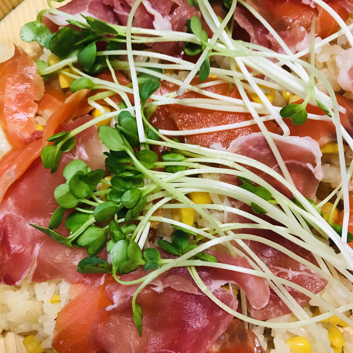 VieDiamant's tweet photo. 🥂*•.アフタヌーンパーティ*•.¸¸
•*¨*•.¸¸🥂黒酢と玉葱酢の•.¸¸🥗
🍣•.¸¸ちらし寿司
春巻きにビーフシチューに•.¸¸
🍣¨*•.¸¸楽しいね¨*(⁎˃ᴗ˂⁎)
•和食にはシャンパーニュがロゼ合う
🍾¨*•.¸シャルル・コラン ロゼ♡・*:.
#CharlesCollin
#Champagne
#シャンパーニュ https://t.co/ka3emJJlrt