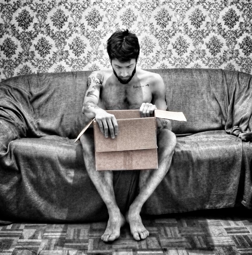 La siguiente mudanza de <a href="/alexmolto/">Alex Molto</a> le trae hoy hasta los condominios de #daranquehablar. Su #entrevista, hoy, en <a href="/abc_cultural/">ABC Cultural</a> #arte #art #arteespañol #video #cajas #enseñanza