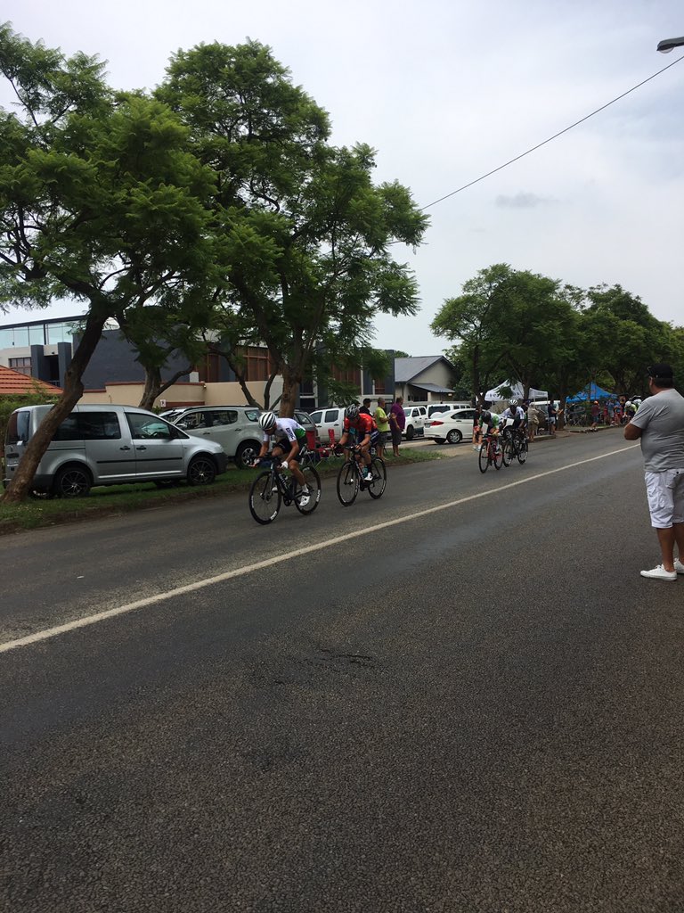 Supporting <a href="/darylimpey/">Daryl Impey</a> at #SAChamps with @BrownArran. Strong <a href="/TeamDiData/">Nguyen</a> here to dethrone him. Let’s go IMPEY! 🇿🇦🇿🇦🇿🇦