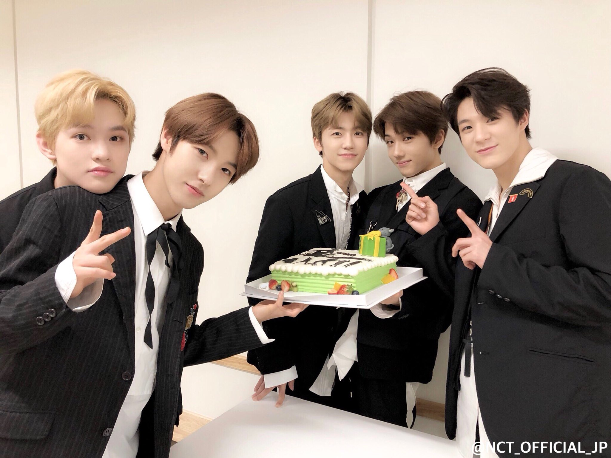 Nct Official Jp Nct Dream In Sapporo Memories 1 末っ子チソンの誕生祝い お兄さんたちはケーキのネズミにチソン チソン と話しかけたり チソン より早く火を吹き消したり 写真を撮る前に耳を取って食べさせたり いろんないたずらをしてチソンを