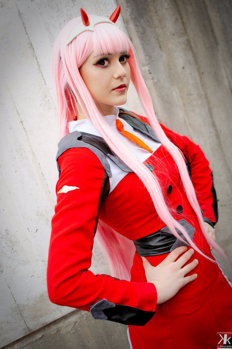 Kew_kalan's tweet photo. Ayer llegué a casa agotado tras un largo día de lore intenso y uwu's en la @VimanGoVigo Pero aquí tenéis un adelanto de las fotos de ayer ^^
Cosplayer @Merucchi_cos 
Photo &amp; Edit @Kew_kalan .
.
.
.
#Cosplay 
#zerotwo
#code002
@enfreakados https://t.co/0vlEXl8yM6