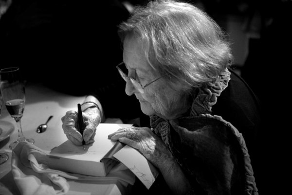 nuvol_com's tweet photo. Divendres al vespre va quedar clausurat l’@AnyMAbello. 

“Quan comences a conèixer Montserrat Abelló entres en el seu magnetisme vital. La seva poesia és indestriable de la seva vida”, va dir @QuimTorraiPla durant l’acte de cloenda.

👉 https://t.co/EOYlCH8yHo https://t.co/MvJt8a80uM