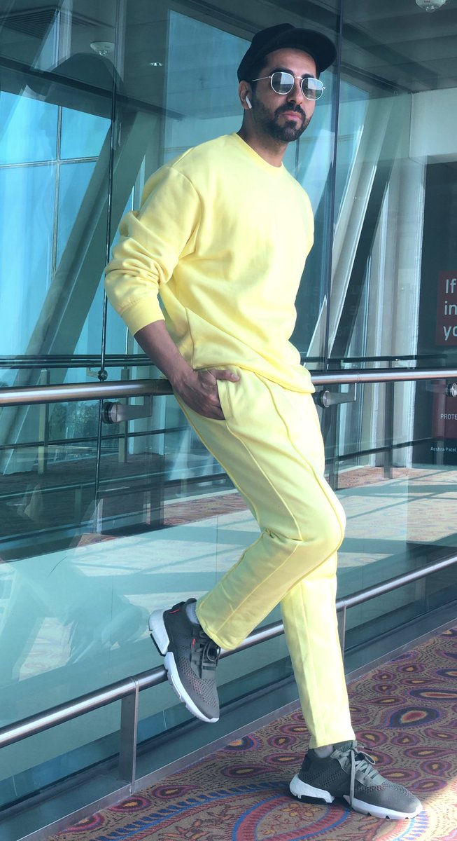 ayushmannk's tweet photo. #BasantPanchami 

Dilli mein dhoop thodi kam hai.
Aao suraj ko thoda peela karein. https://t.co/X0ZknGdS2U