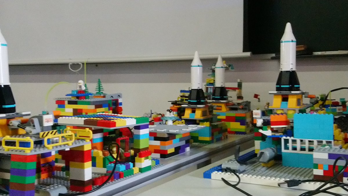 OpenScientia's tweet photo. Descobrint els futurs enginyers i enginyeres que construiran les bases lunars a #FLLJuniorUVic. #MISSIONMOON #morethanrobots #FLLSpain @uvic_ucc @UVicLife https://t.co/bxCGGYpog2