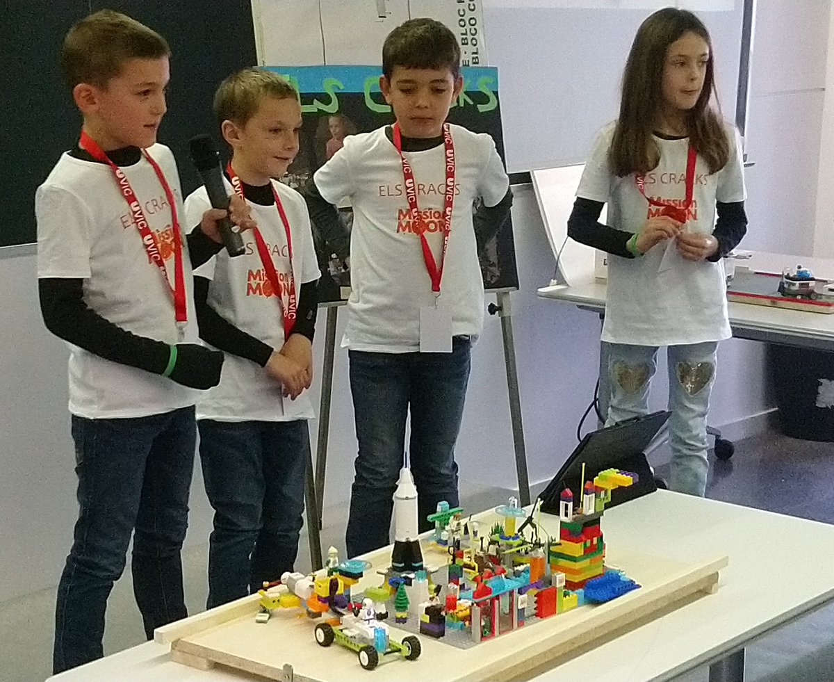 OpenScientia's tweet photo. Descobrint els futurs enginyers i enginyeres que construiran les bases lunars a #FLLJuniorUVic. #MISSIONMOON #morethanrobots #FLLSpain @uvic_ucc @UVicLife https://t.co/bxCGGYpog2