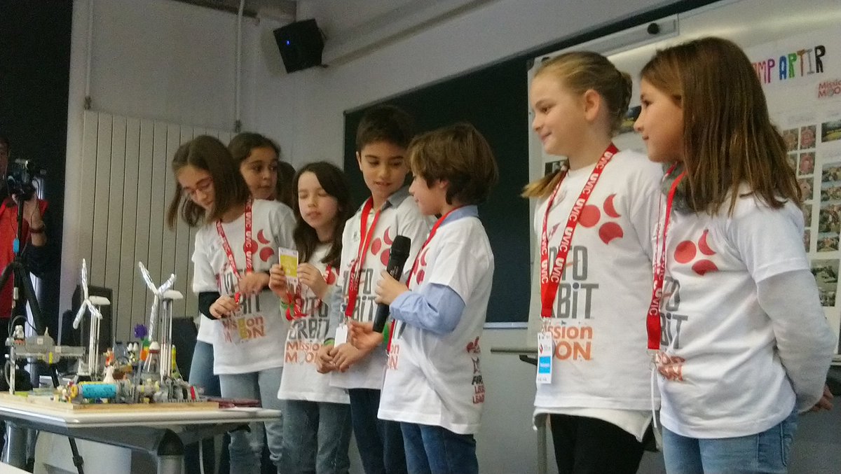OpenScientia's tweet photo. Descobrint els futurs enginyers i enginyeres que construiran les bases lunars a #FLLJuniorUVic. #MISSIONMOON #morethanrobots #FLLSpain @uvic_ucc @UVicLife https://t.co/bxCGGYpog2