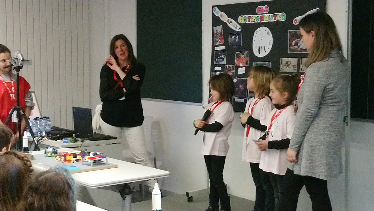 OpenScientia's tweet photo. Descobrint els futurs enginyers i enginyeres que construiran les bases lunars a #FLLJuniorUVic. #MISSIONMOON #morethanrobots #FLLSpain @uvic_ucc @UVicLife https://t.co/bxCGGYpog2