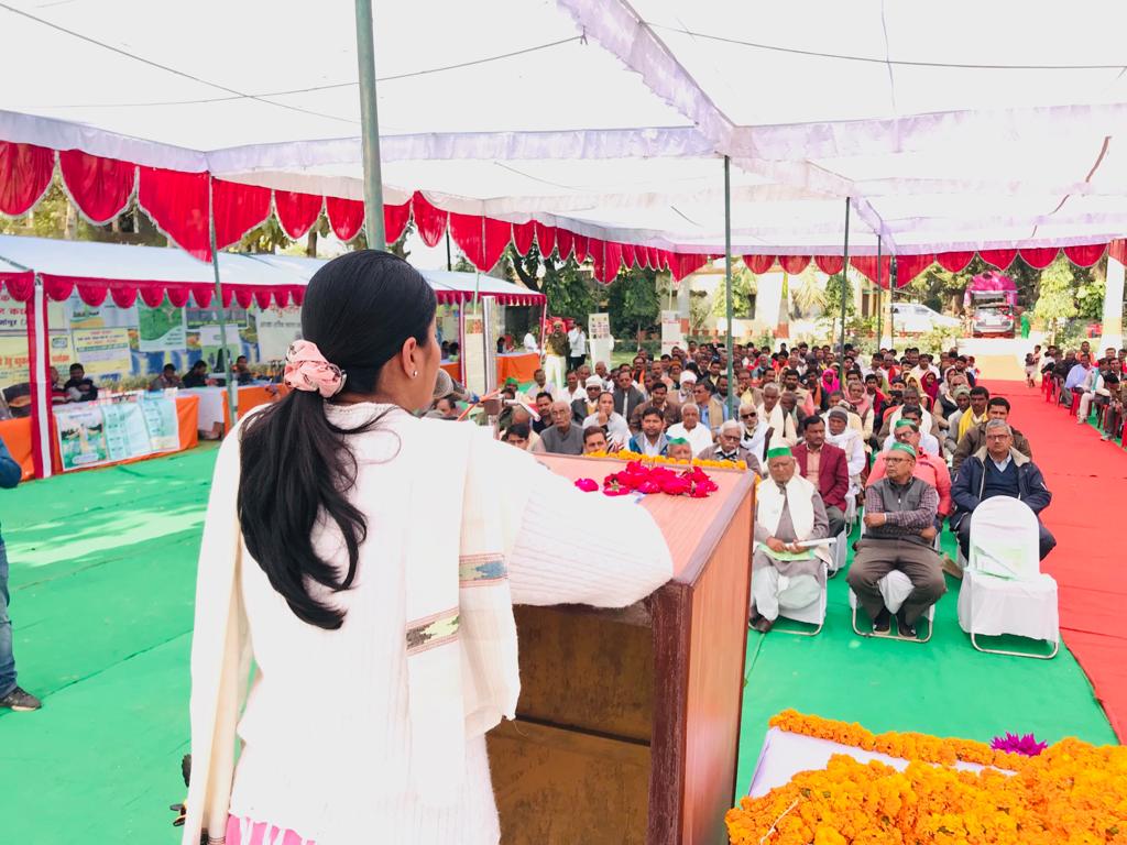 AnupriyaSPatel's tweet photo. आज मीरजापुर के विसुन्दरपुर में जिला उद्यान विभाग द्वारा आयोजित प्रधानमंत्री कृषि सिचाई योजनान्तर्गत 'पर ड्राप मोर क्रॉप' की मण्डल स्तरीय 2 दिवसीय किसान मेला व सेमीनार का शुभारंभ कर जनपदभर से आये किसान भाइयों को सम्बोधित करते हुए https://t.co/zYKib6fsaP