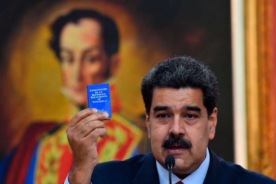 latercera's tweet photo. Columna de @DMatamala: "Una miserable farsa" https://t.co/t9mt8hLfer https://t.co/wV7TxiD50B