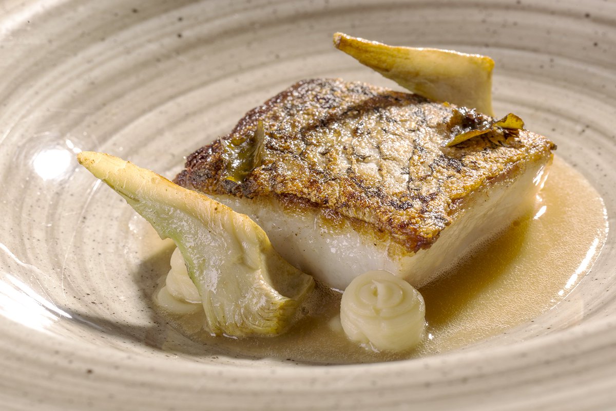 Corvina salvaje, puré de apiobola y tirabeques.
º
Wild sea bass, celery puree and snow peas.