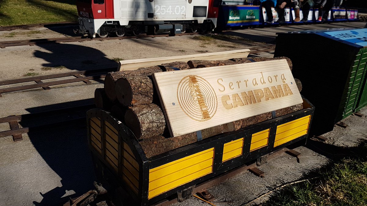 scampama's tweet photo. Fidels amb el nostre compromís amb la ciutat, signem un acord de patrocini amb l'atracció turística  #afevi (Amics del Ferrocarril de Vilanova i la Geltrú) al Parc de Ribes Roges. A partir d'ara podreu veure el nostre vagó carregat de llenya junt a les altres maquetes 😀🚂🚃🚃💨 https://t.co/fVhf36O6L0