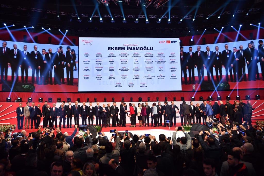 ekrem_imamoglu's tweet photo. Türkiye yeni bir başlangıca hazırlanıyor. Sosyal Demokrat Belediyeler ile herkesin yüzü gülecek. Bugün Ankara’da tüm belediye başkan adaylarımızın katıldığı törende Genel Başkanımız Sayın Kemal Kılıçdaroğlu seçim bildirgemizi açıkladı. https://t.co/H8MDjWfVB0