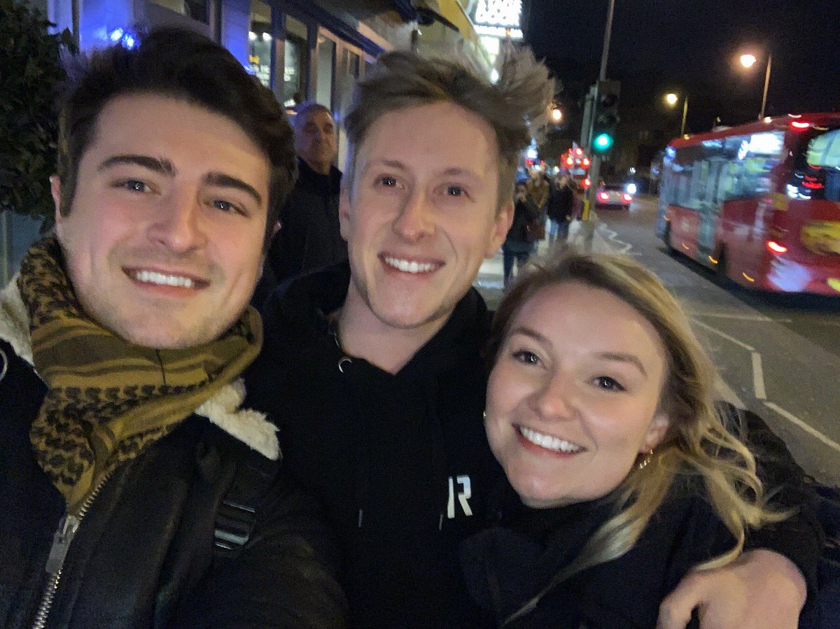 PennySimons1991's tweet photo. @AQuktour was absolutely hilarious yesterday, laughed from start to finish! So much love for @VelociRobstar 😘 Have an amazing tour you 🌟 xxx https://t.co/7BlNVXYbio