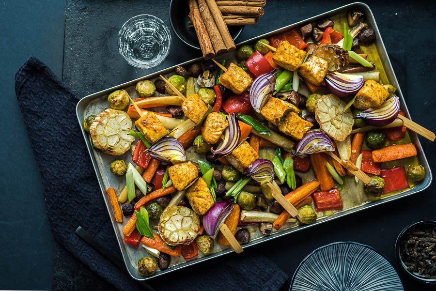 Foodistas_de's tweet image. Mittagessen ist fertig. Es gibt reichlich Wintergemüse und feine Lachsspieße. Na wenn diese Farben nicht Lust auf den bevorstehenden Frühling machen!? Mahlzeit ihr Lieben  foodistas.de/curry-lachs-sc…