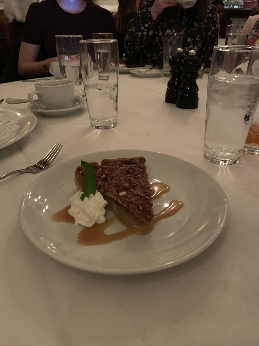 WorkingMyTicket's tweet image. After the conference yesterday I got to have a wonderful dinner with members of the #PhiLambdaSigma Beta Chi chapter of @MUSCPharmacy. It was a pleasure and thank you for inviting me. Diner at #HanksSeafoodRestaurant in Charleston. #FirstSweetTea #Networking #PharmacySchool