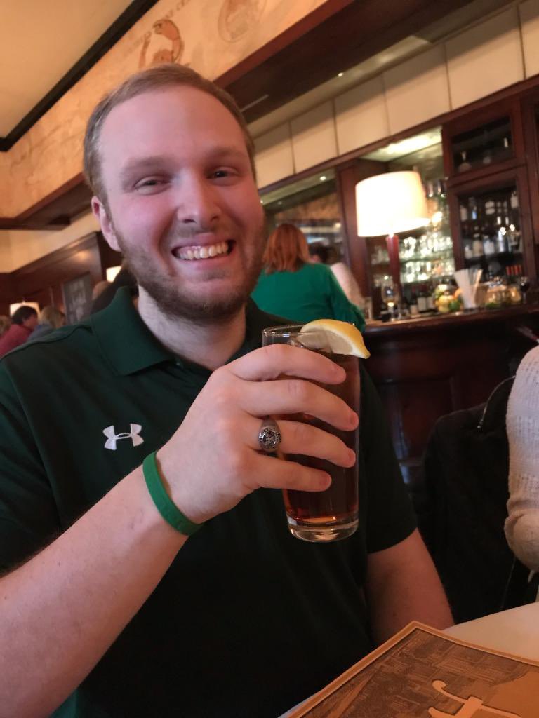 WorkingMyTicket's tweet image. After the conference yesterday I got to have a wonderful dinner with members of the #PhiLambdaSigma Beta Chi chapter of @MUSCPharmacy. It was a pleasure and thank you for inviting me. Diner at #HanksSeafoodRestaurant in Charleston. #FirstSweetTea #Networking #PharmacySchool