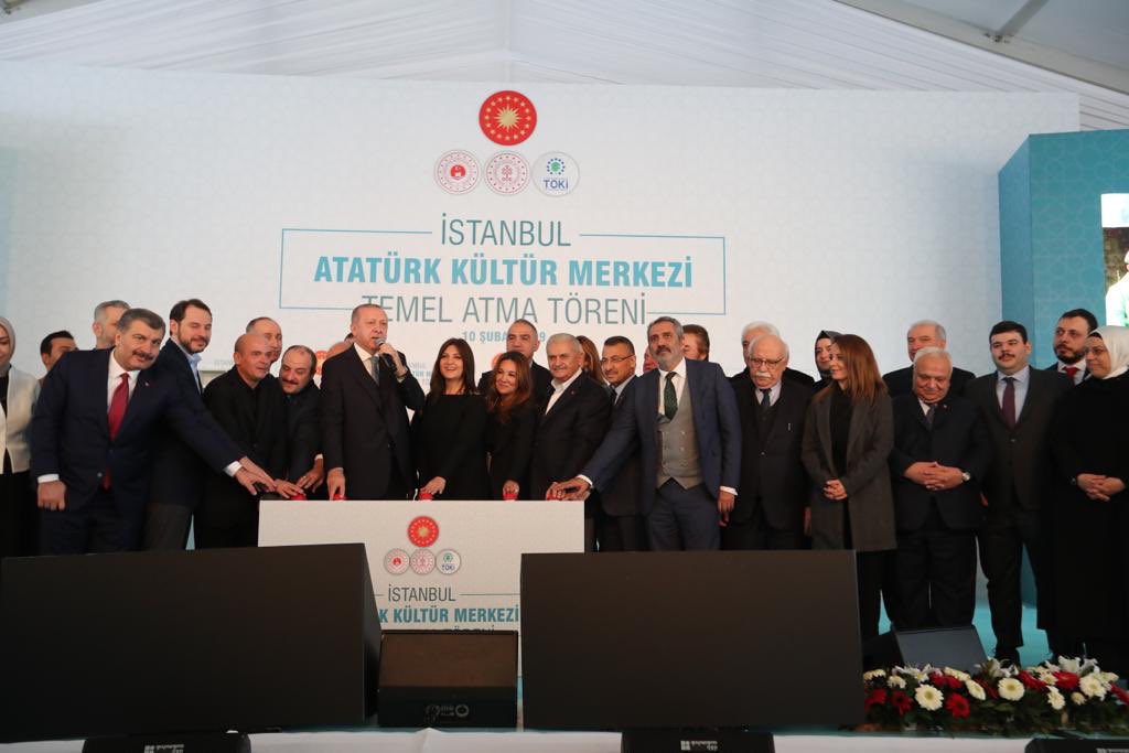 Cumhurbaşkanımız @RT_Erdogan'ın da iştirak ettikleri Taksim Meydanı'ndaki Atatürk Kültür Merkezi Temel Atma Töreni'ni büyük bir coşkuyla gerçekleştirdik. İstanbul'u ne kadar güzelleştirir, ne kadar güçlü hale getirirsek Türkiye'yi o kadar güçlendirmiş oluruz.