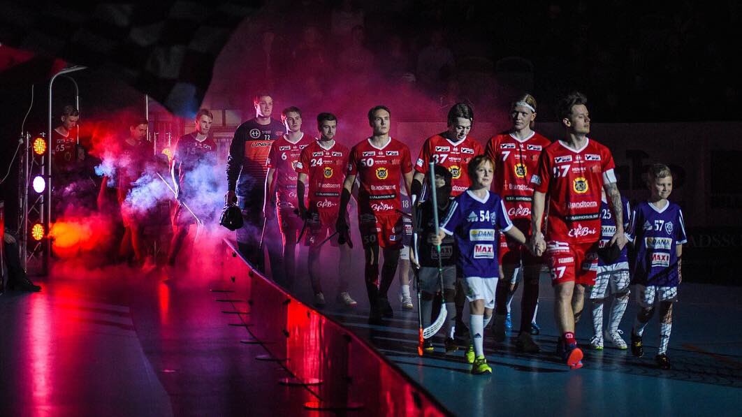FRI ENTRÉ PÅ TISDAG &amp; GRATIS 🥤!
Hemmamatch mot Höllviken på tisdag och det är fri entré för alla under 20 år.
Dessutom bjuder matchsponsorn Norr Company på dricka till ALLA som kommer! 
#jik #unihoc #norr
Foto: Andreas Joakimson