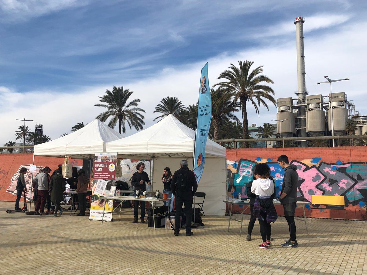 DiveBarcelona's tweet photo. Matí de diumenge a tope! 💪
De #SantaEulàlia19 a la Biennal #CiutatiCiència. Qui diu que ela diumenges són per quedar-se a casa? 😉 https://t.co/sPXmXpNLA3