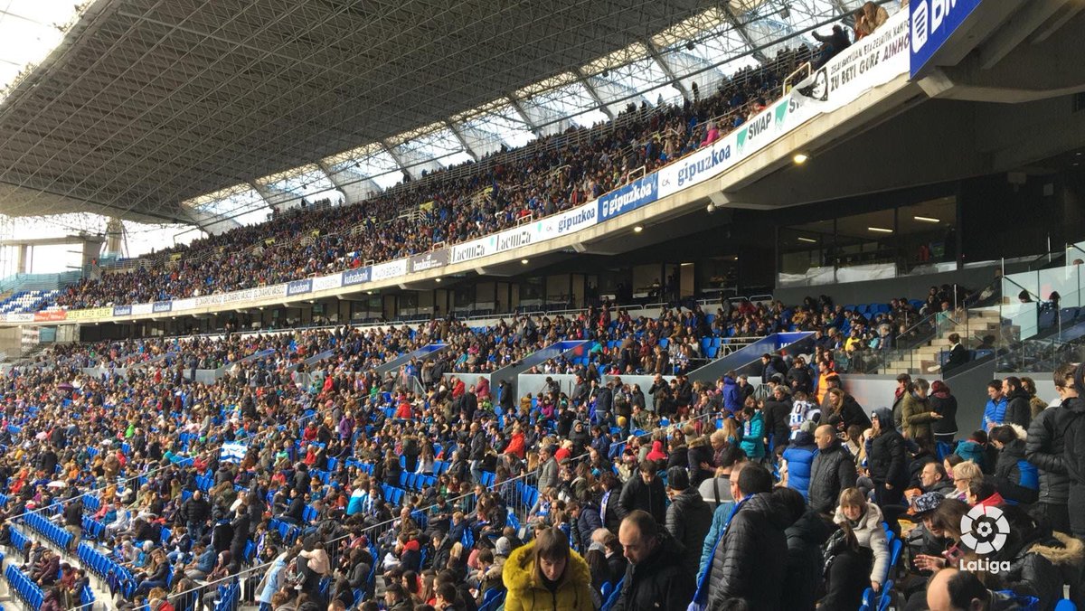 LaLiga's tweet photo. 🏟 DÍA GRANDE EN ANOETA 🏟

¡21.234 aficionados están presenciando el derbi vasco de la #LigaIberdrola!

🙋‍♀️ #HablamosDeLoMismo 🙋‍♂️ https://t.co/MNW7tAaupz