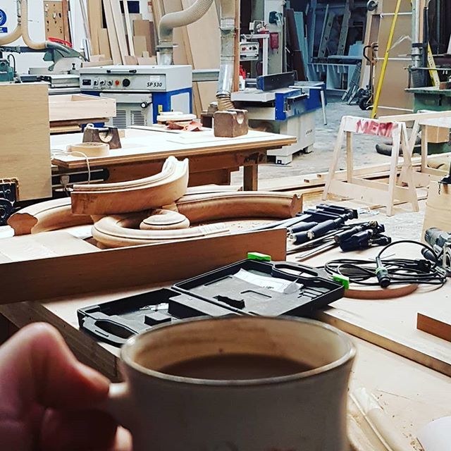 A hot coffee! Rain rattling on the roof! And the whole workshop to myself! Heaven really is a place on earth!! .
.
.
.
.
.
#woodworking #weekendproject #furniture #craftylittlemaker #wirkshoplife #happysunday bit.ly/2GkK0X4